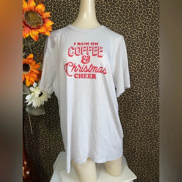 🦋B2G1🦋UNIQUE VINTAGE “I Run On Coffee & Christmas Cheer” T-Shirt | MEDIUM | - Picture 1 of 9